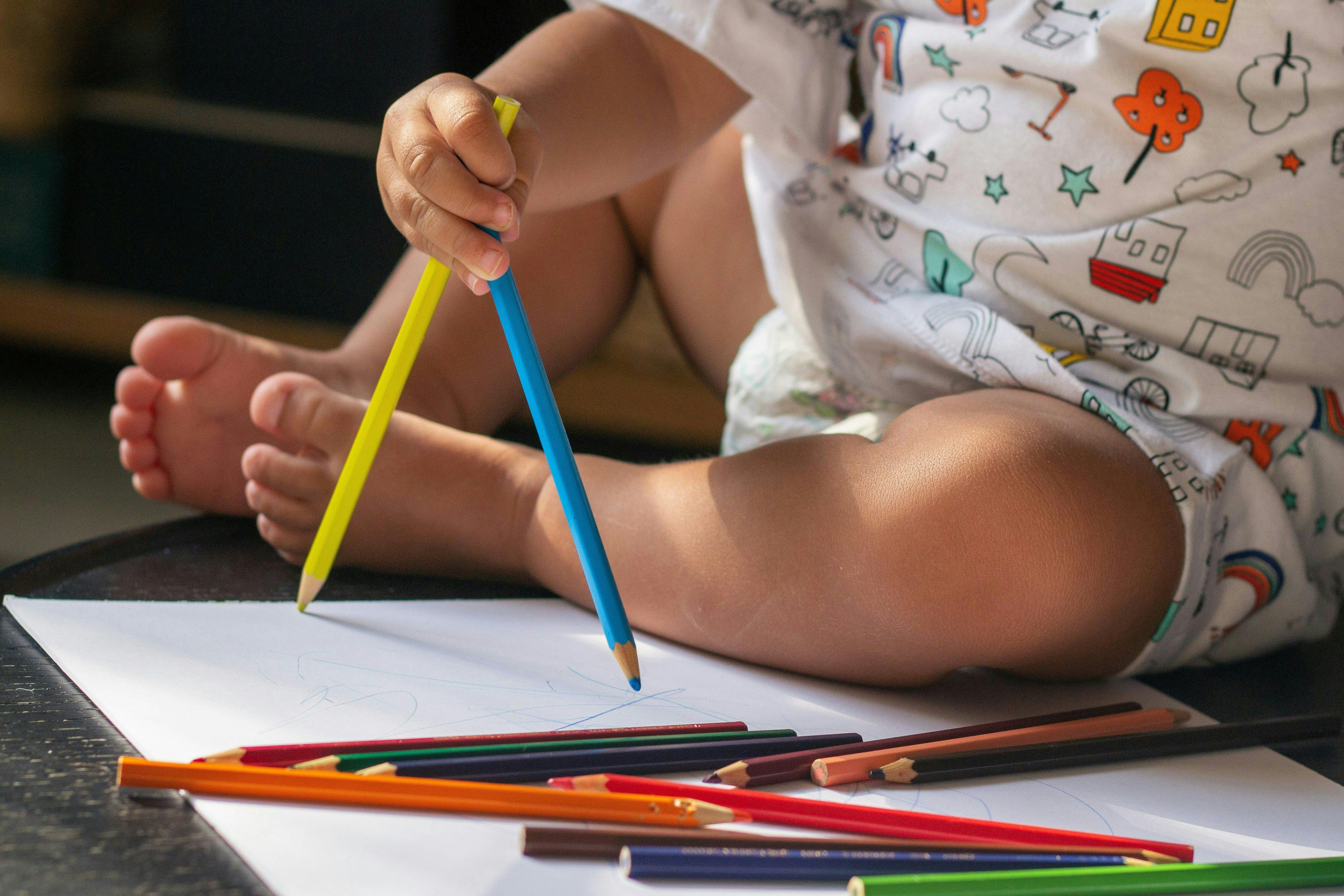 enfant qui dessine