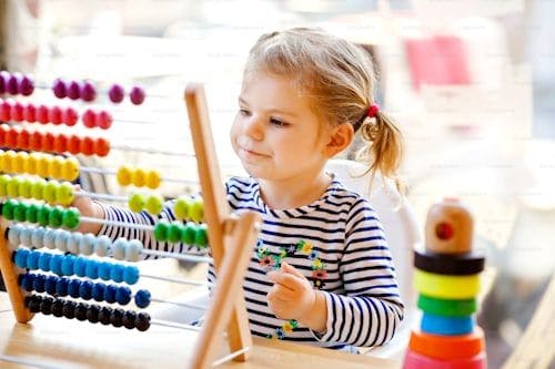 Enfant joue avec un boulier