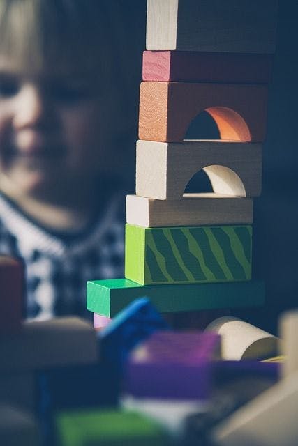 Enfant qui regarde par la fenêtre