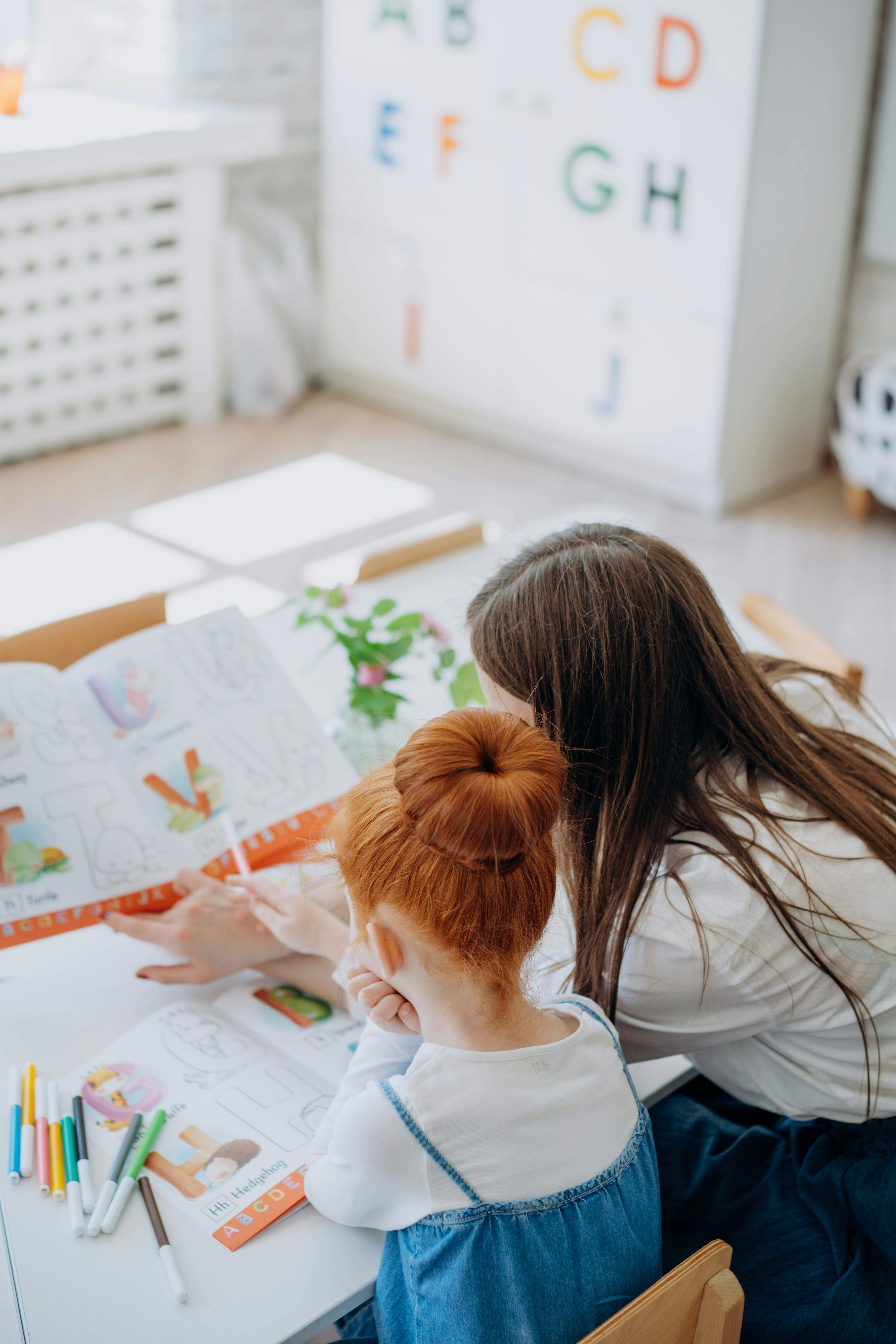 enfant et adulte travaillant ensemble