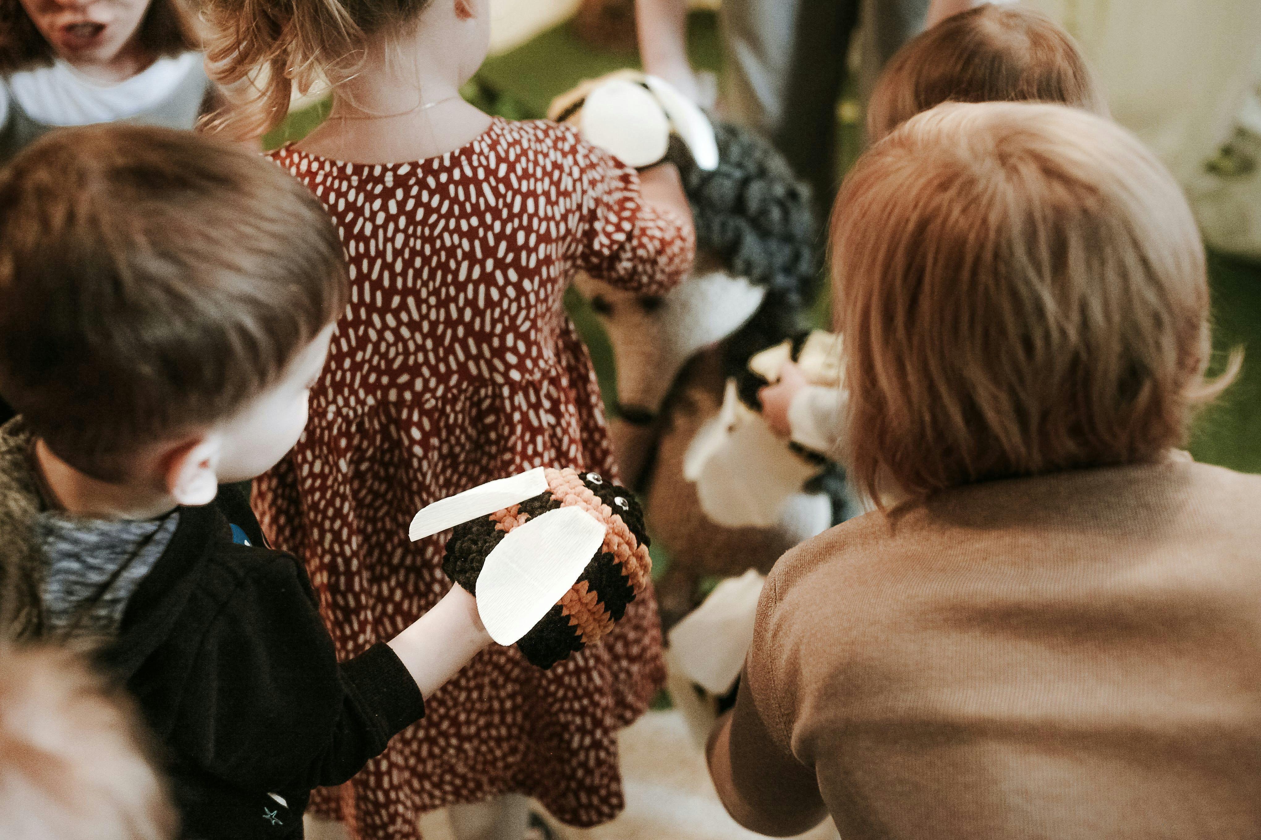 Groupe d'enfant jouant ensemble en micro-crèche dans l'esprit de la pédagogie active