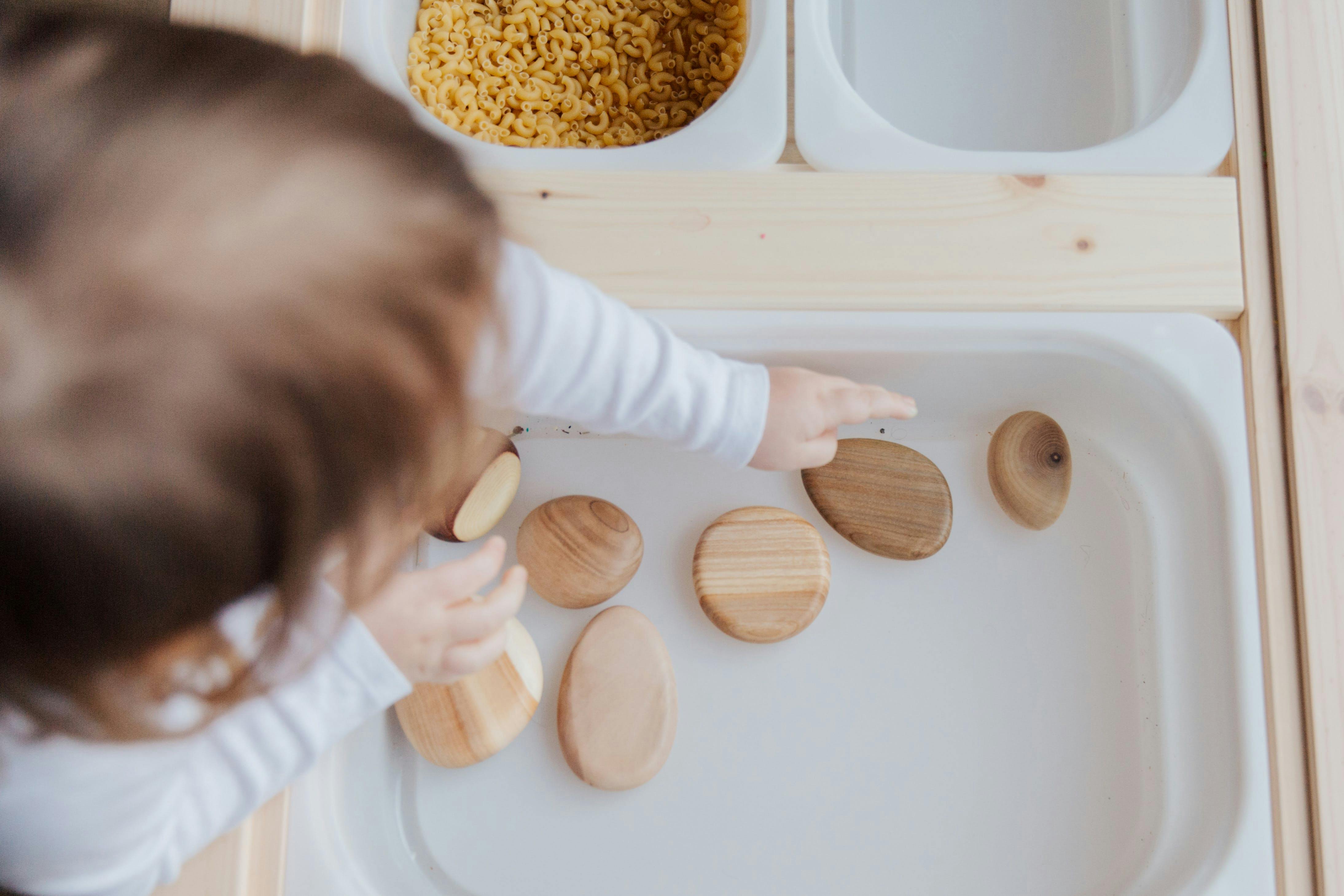 enfant jouant dans un panier