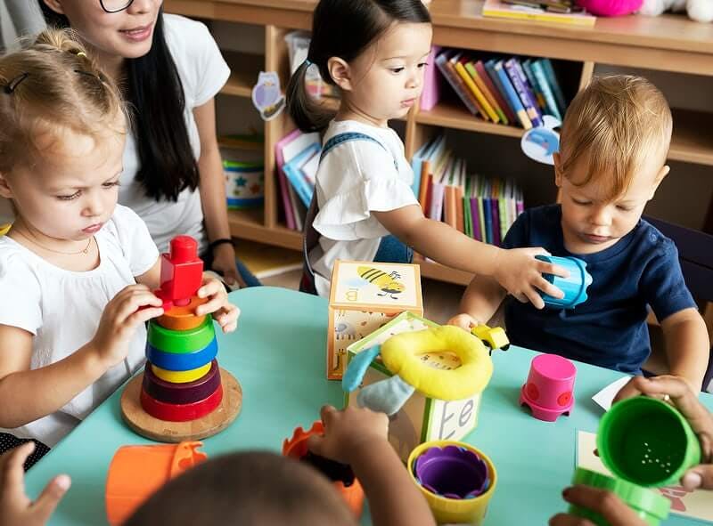 enfants en crèche réalisant un jeu collectif dans l'esprit de la pédagogie active