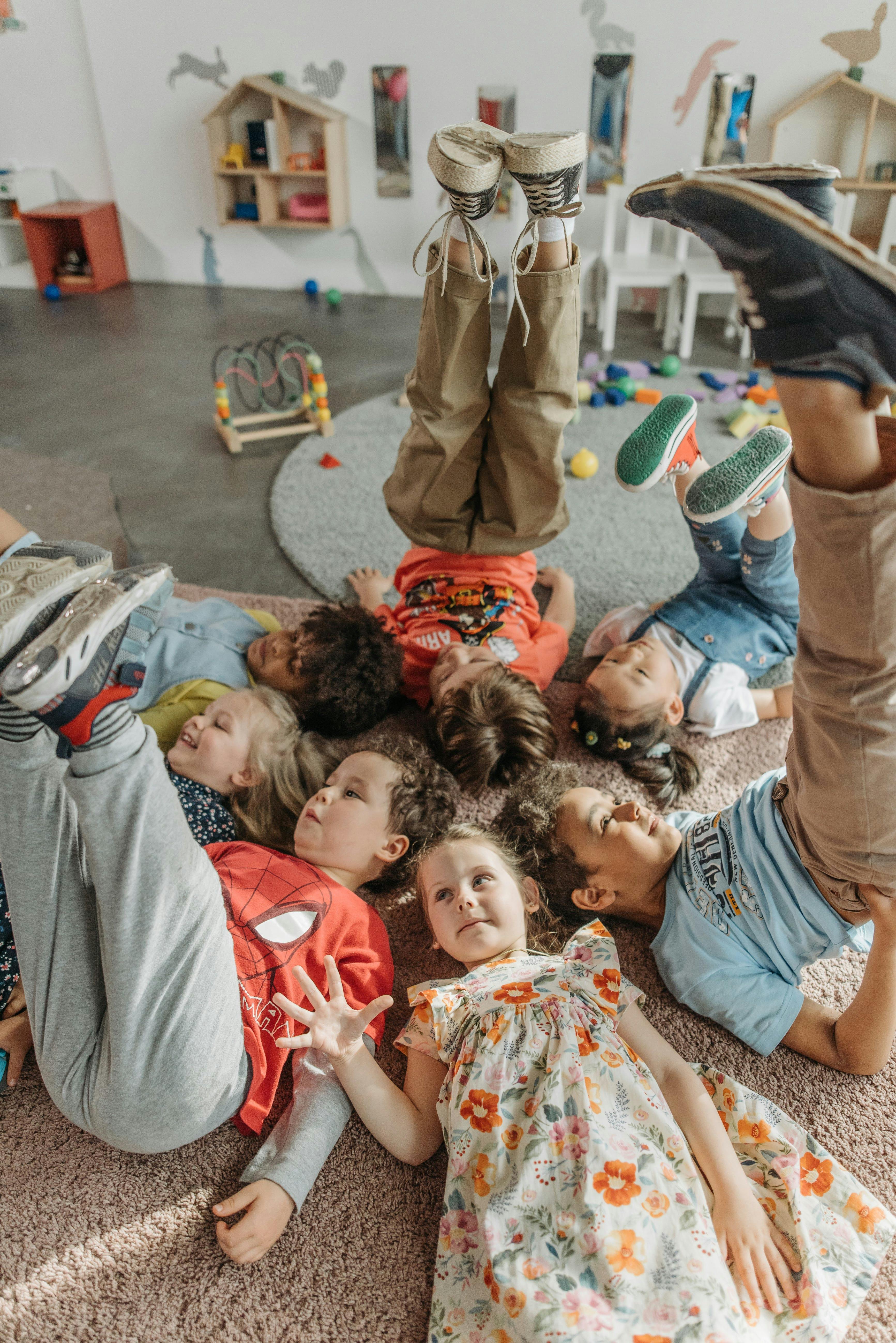 Groupe d'enfants volontaires pour participer à un atelier motricité en crèche