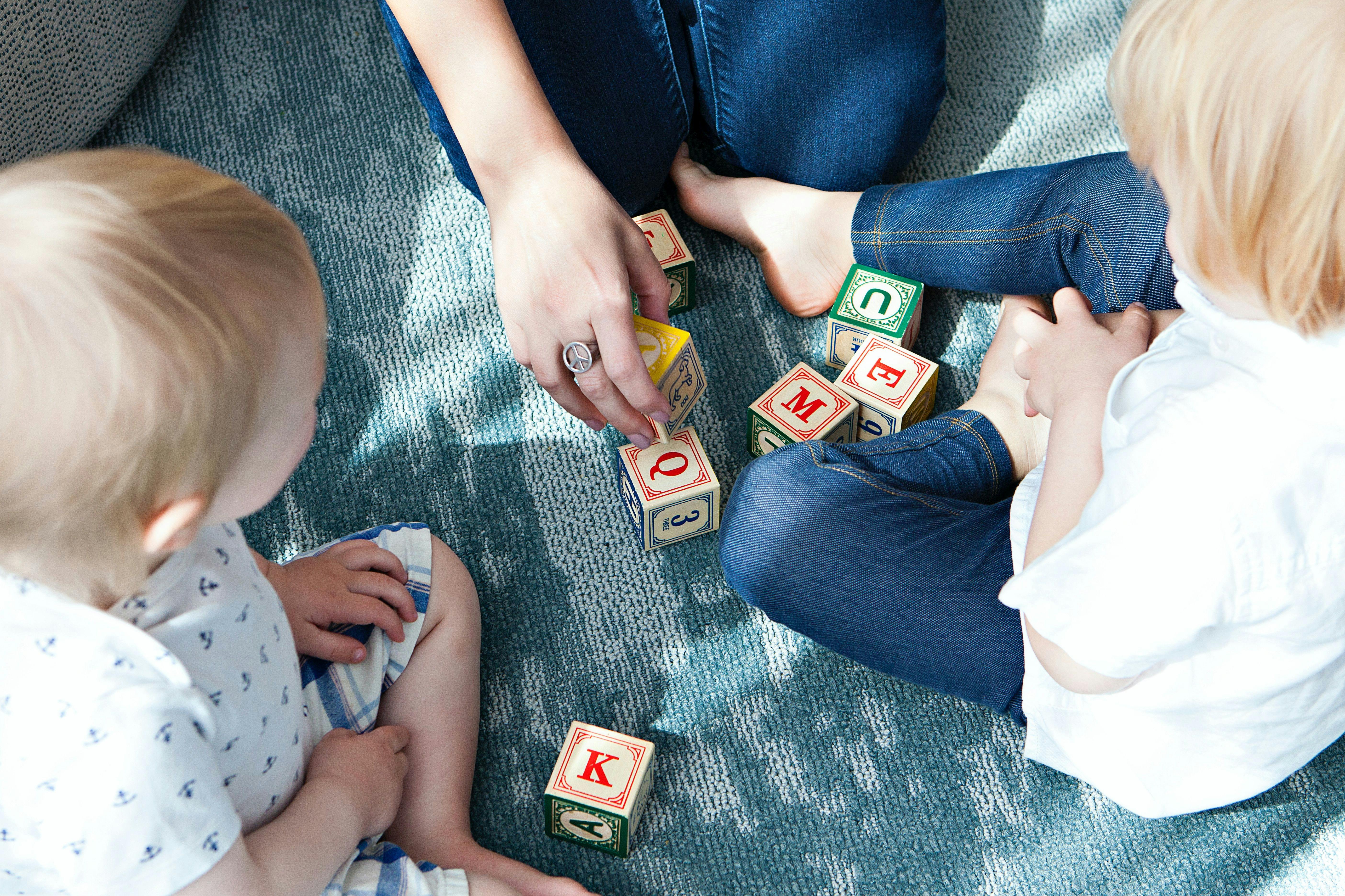 Enfant jouant avec des cubes