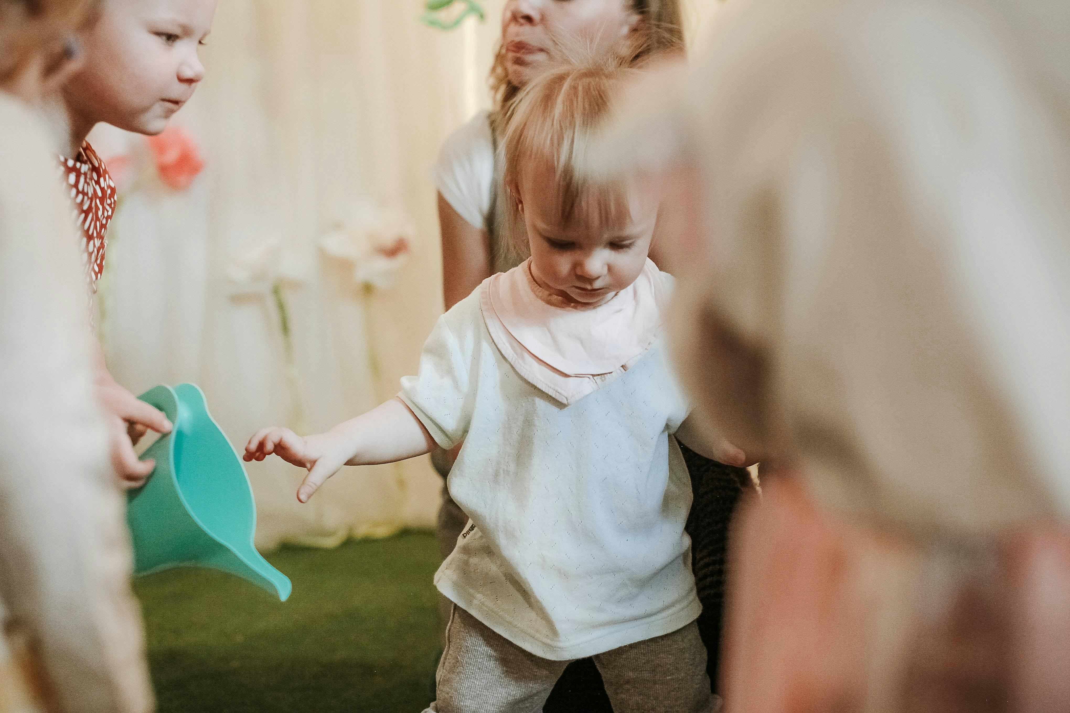 Enfants jouant ensemble en crèche dans le respect de leur individualité et en toute sécurité