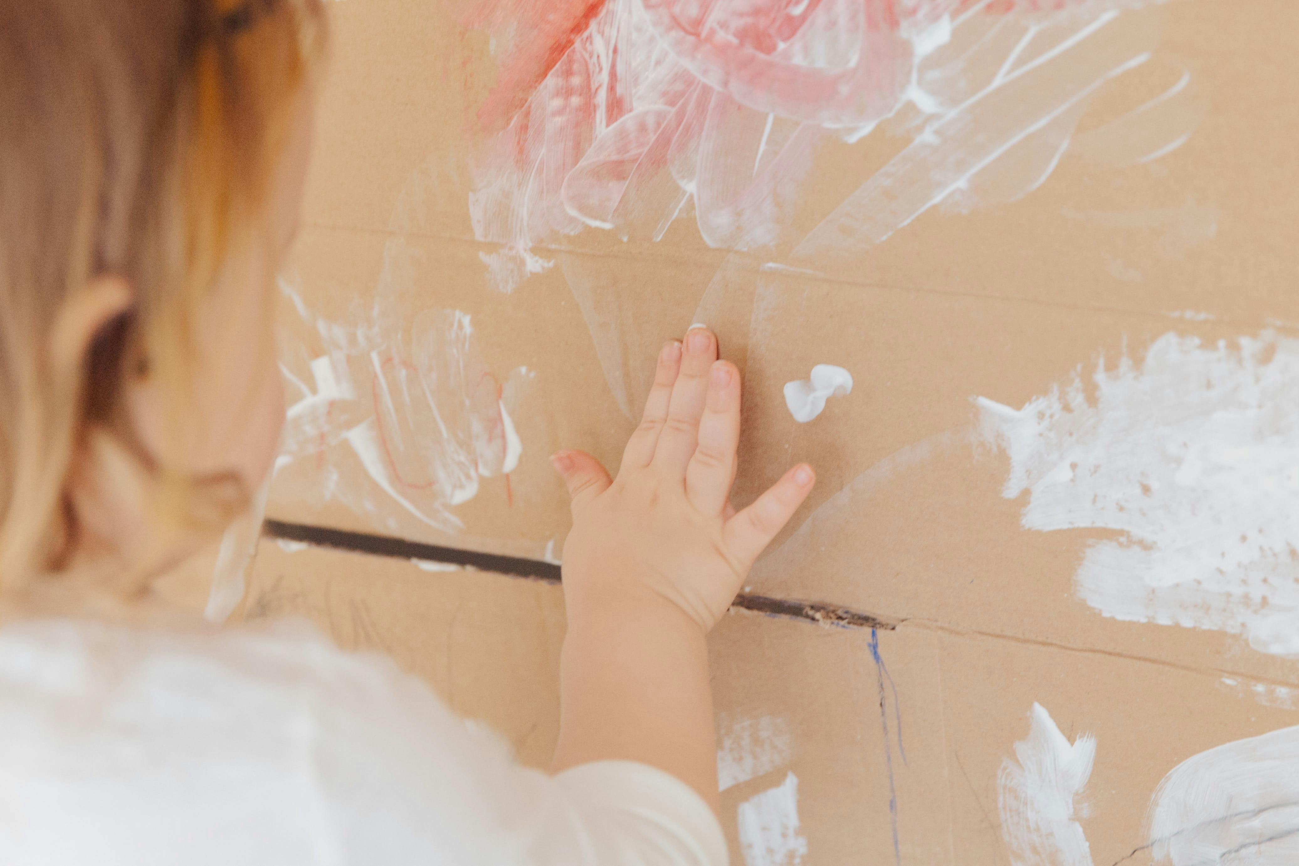 enfant qui peint avec ses doigts